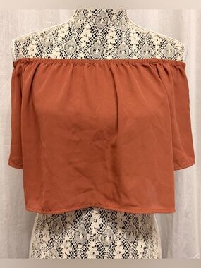 3/$30 🌺 F21 Off-Shoulder Crop Top